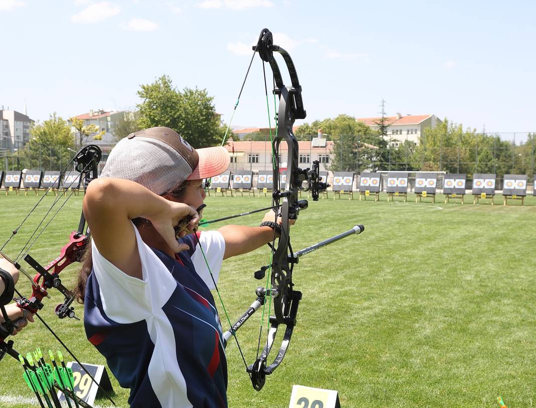 Konya’da buluşan okçular hedefi 12’den vurmak için yarıştı 6